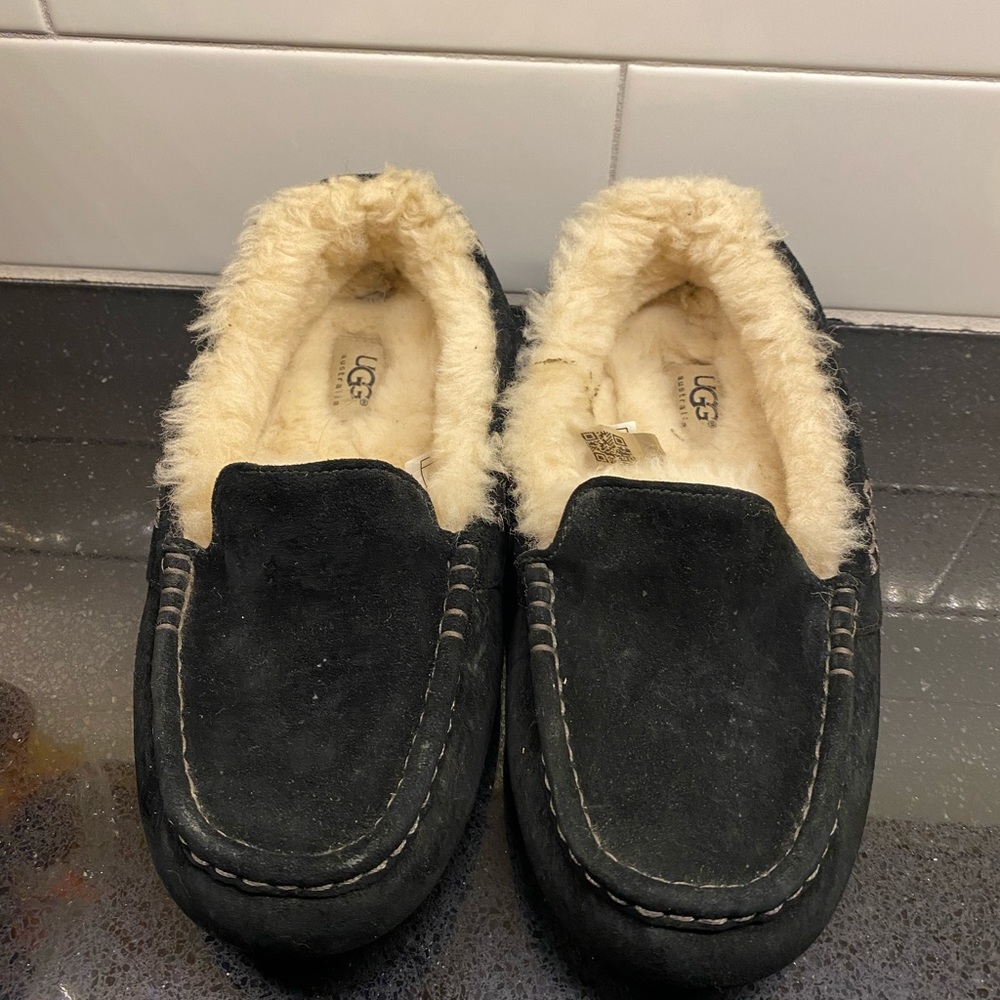 Women’s Ugg shearling slipper